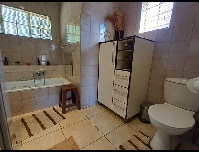 4 BEDROOM HOUSE FOR SALE IN DERSLEY